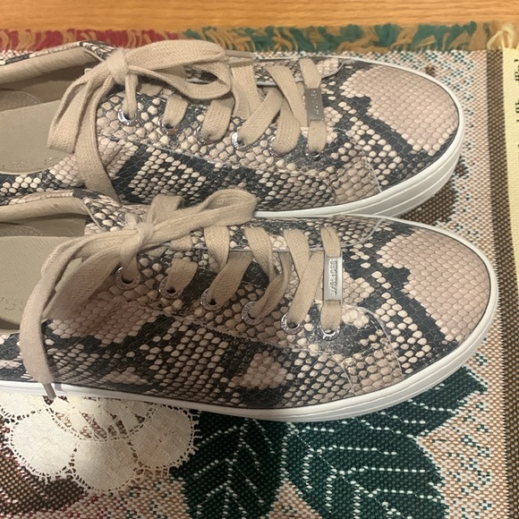 J/Slides snakeskin print low platform laced up sneakers Sz 8.5 M - Picture 6 of 12